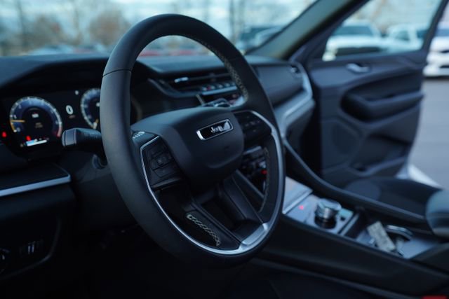 Used 2025 Jeep Grand Cherokee Laredo w/ Luxury Tech Group I image 27