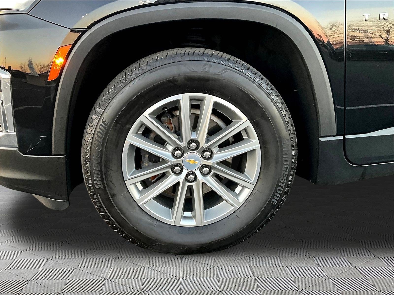Used 2023 Chevrolet Traverse LT FWD image 35