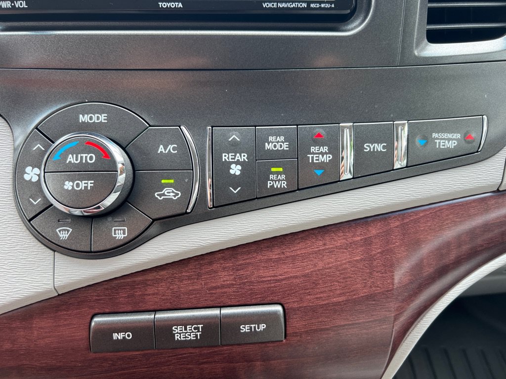 Used 2013 Toyota Sienna XLE FWD image 21