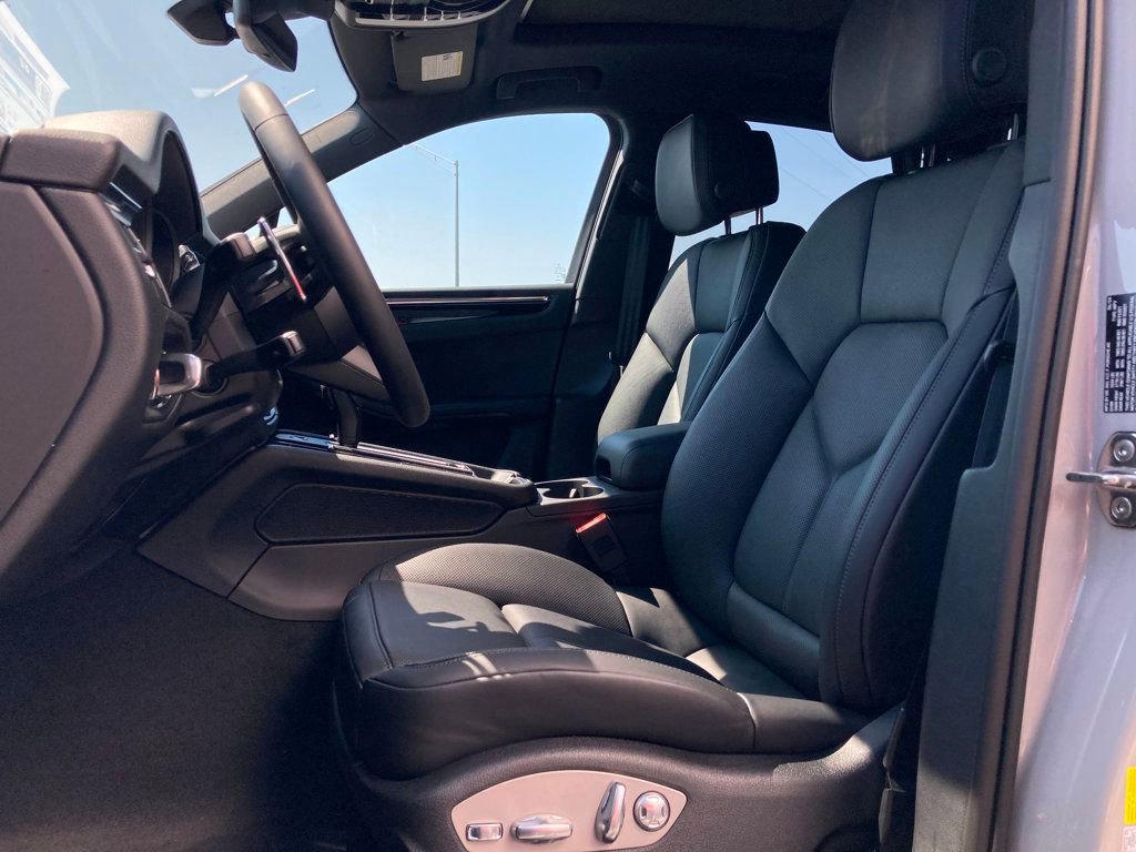 Certified 2025 Porsche Macan image 24