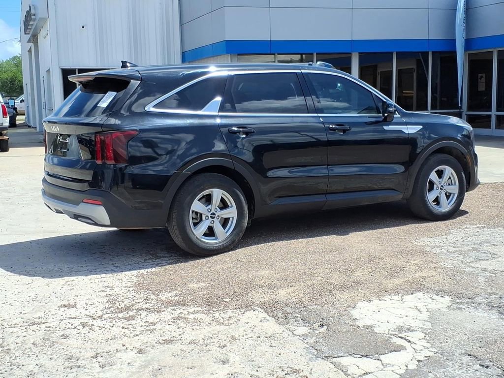 Used 2025 Kia Sorento LX image 4