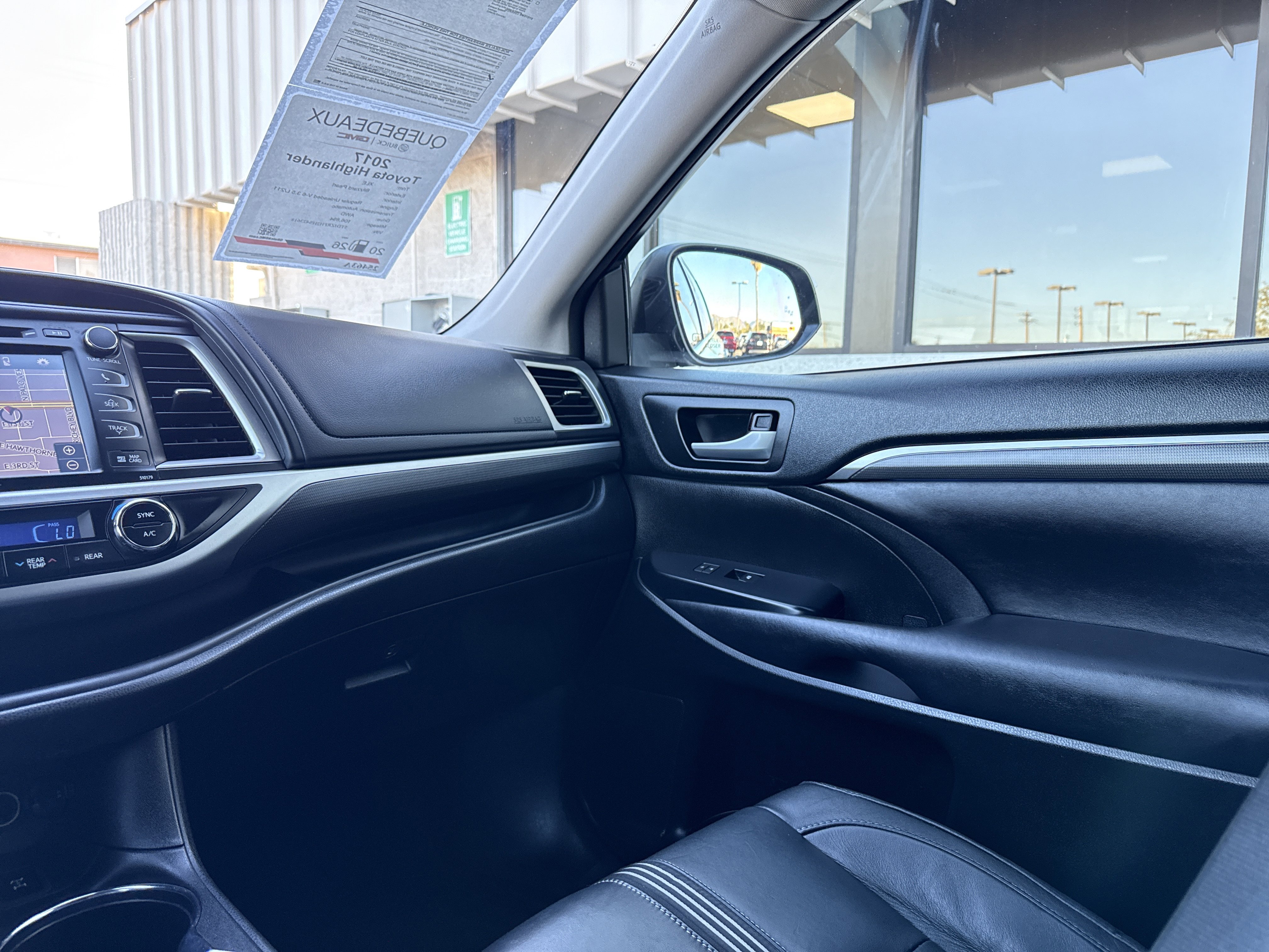 Used 2017 Toyota Highlander SE image 26