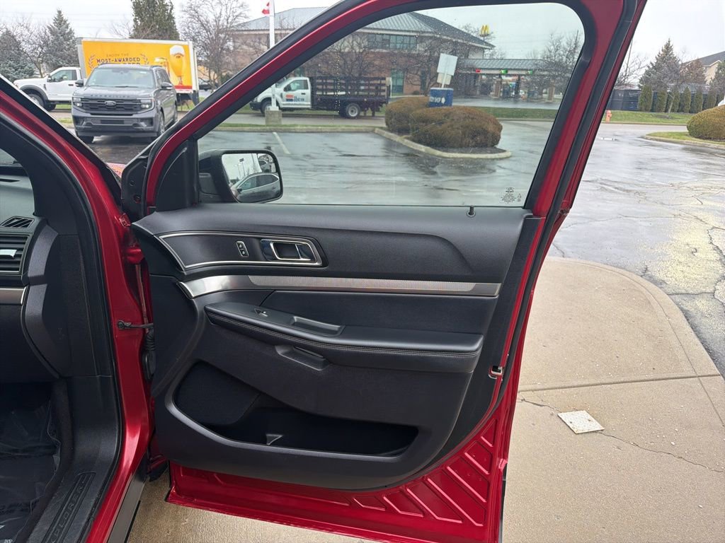 Certified 2018 Ford Explorer XLT w/ Equipment Group 201A image 30