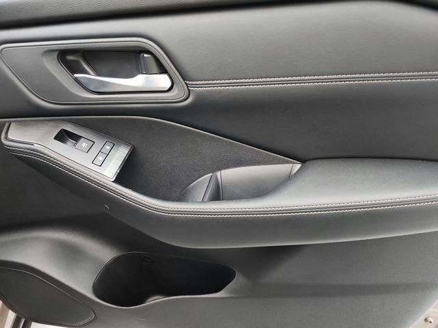 Used 2025 Nissan Rogue SV w/ SV Premium Package image 43