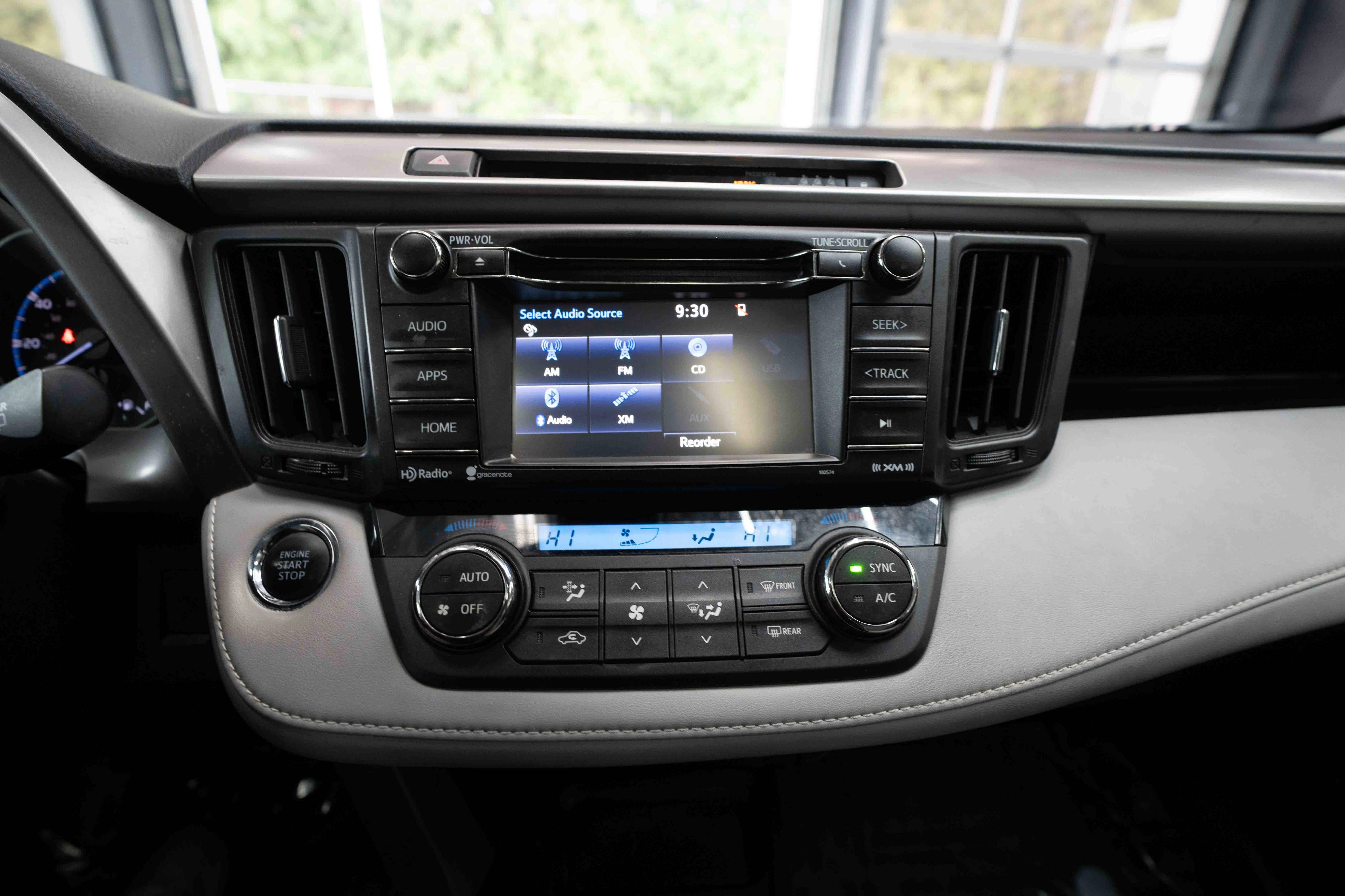 Used 2018 Toyota RAV4 XLE AWD/4WD image 18