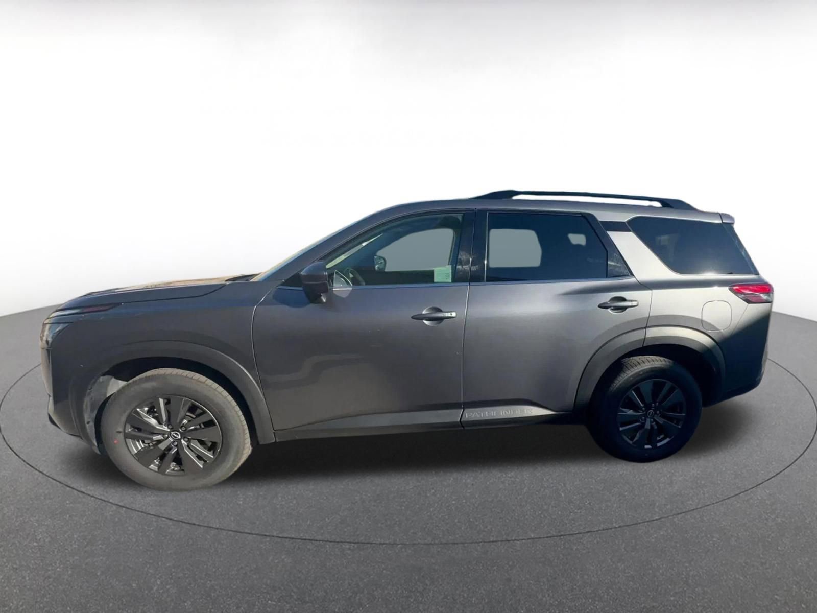 Used 2025 Nissan Pathfinder SV image 9