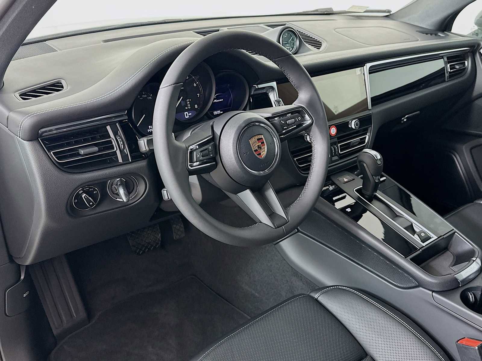 New 2025 Porsche Macan image 4