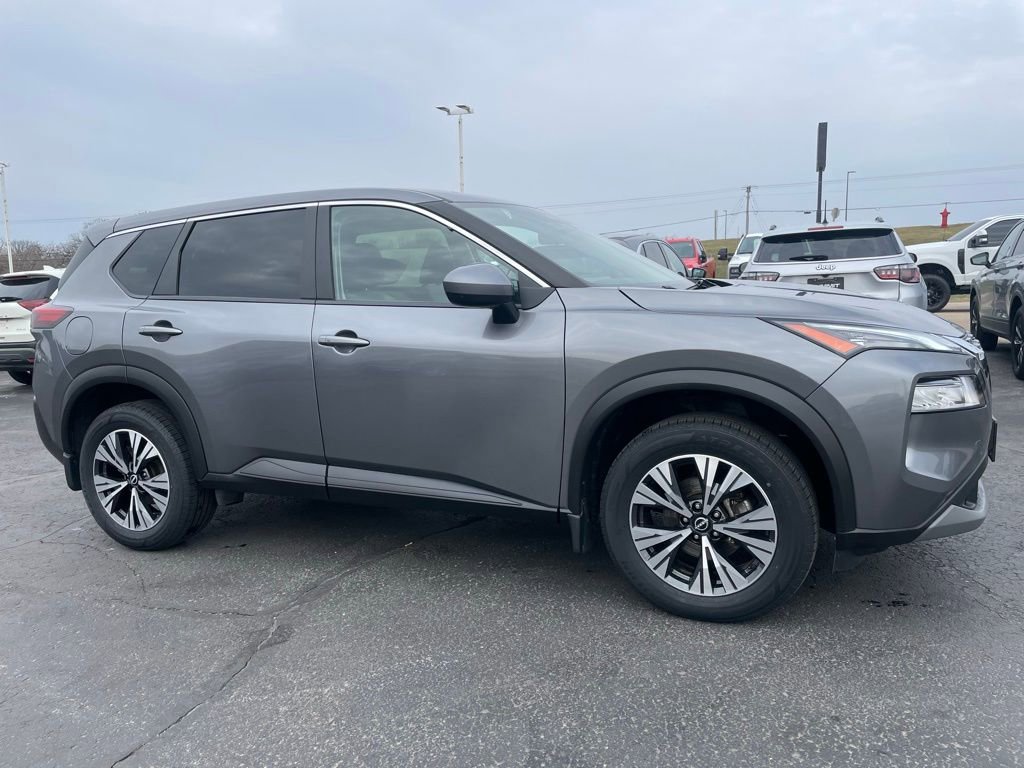 Used 2023 Nissan Rogue SV image 2