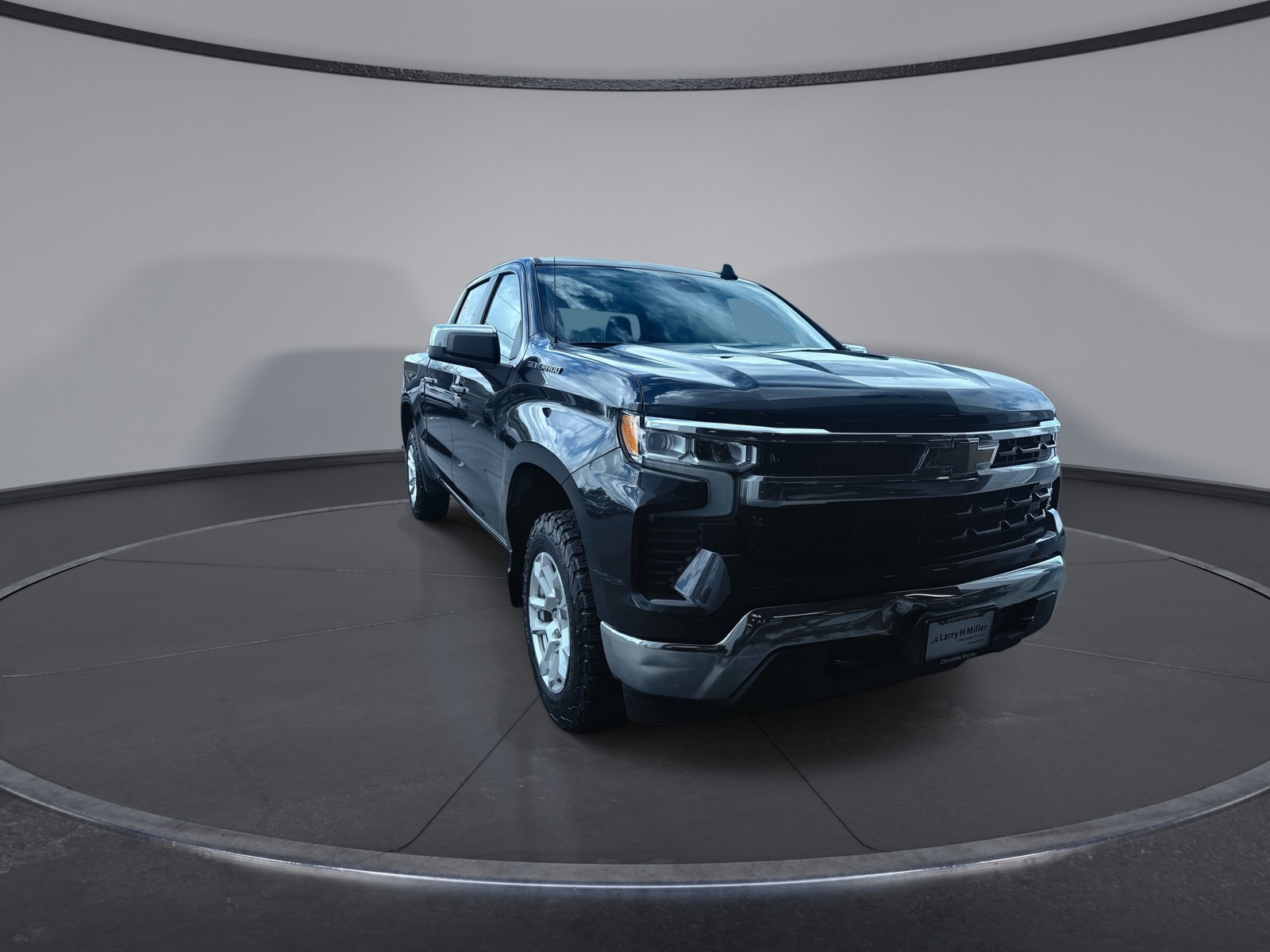 Used 2022 Chevrolet Silverado 1500 LT AWD/4WD image 3
