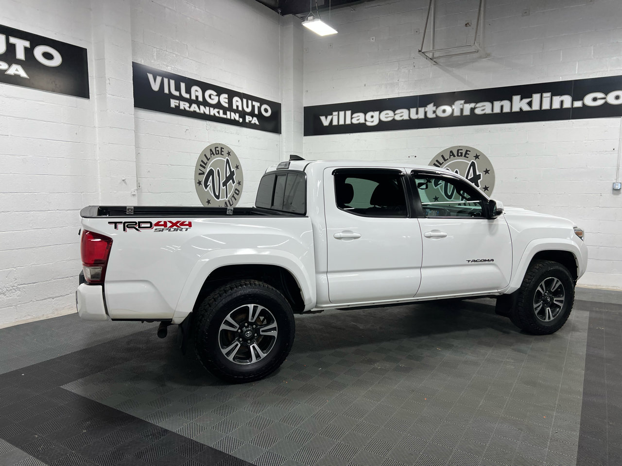 Used 2016 Toyota Tacoma TRD Off-Road image 3