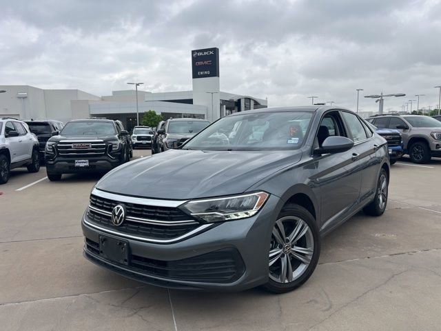 Used 2024 Volkswagen Jetta SE FWD image 2