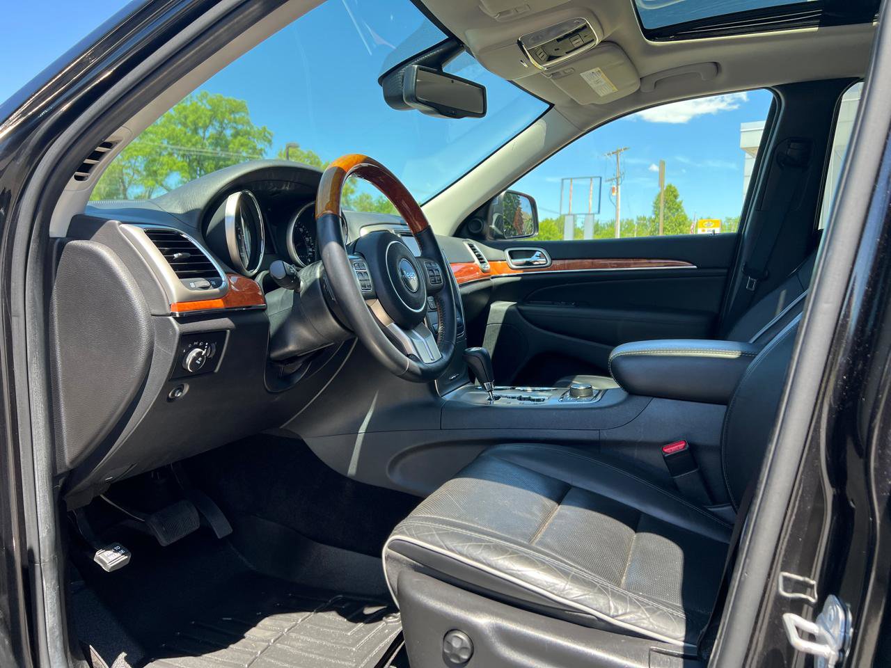 Used 2013 Jeep Grand Cherokee Overland w/ Advance Technology Group AWD/4WD image 16