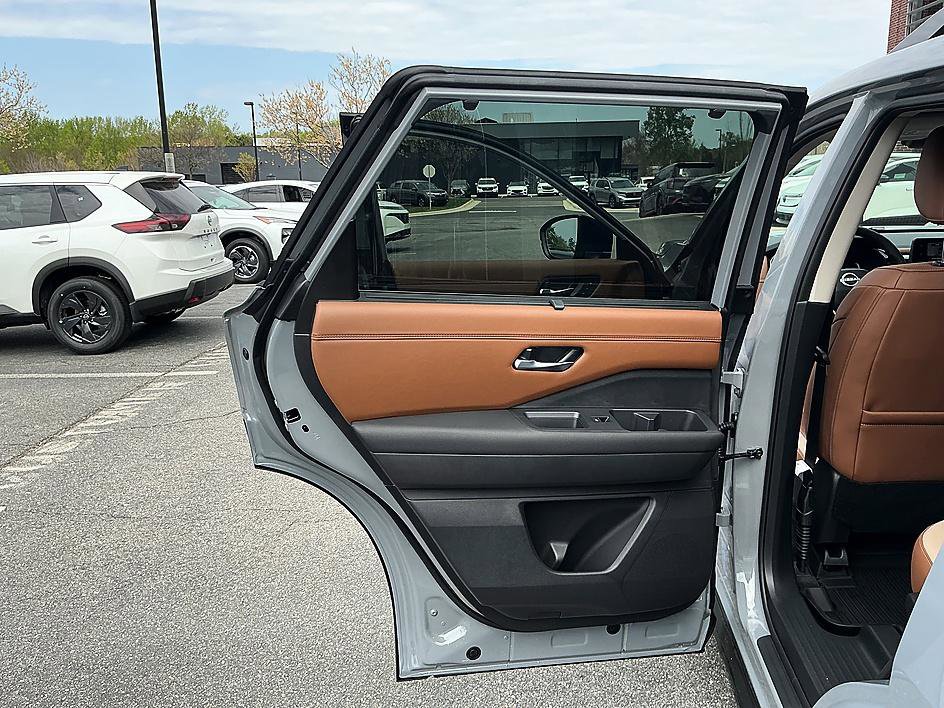 New 2026 Nissan Pathfinder Platinum image 21