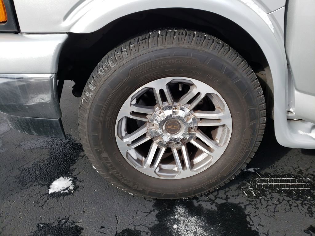 Used 2023 Chevrolet Express 2500 Extended image 25