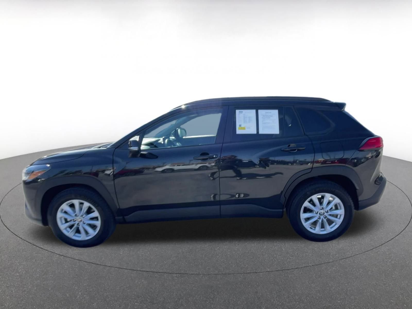 Used 2025 Toyota Corolla Cross LE image 9