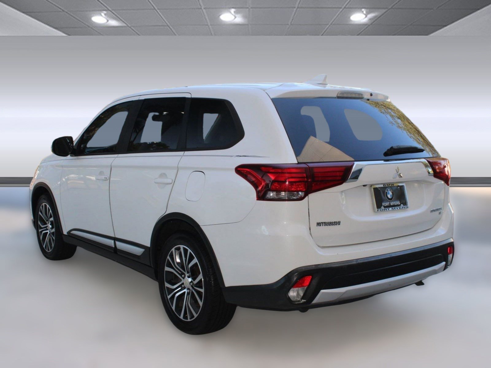 Used 2017 Mitsubishi Outlander SE image 3