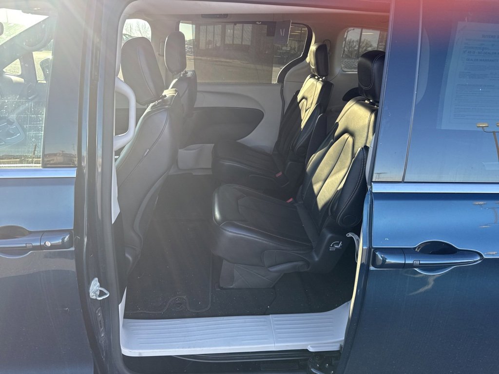 Used 2024 Chrysler Pacifica Touring-L image 15