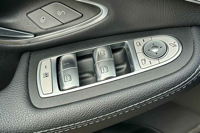 Used 2018 Mercedes-Benz C 300 4MATIC Sedan image 12