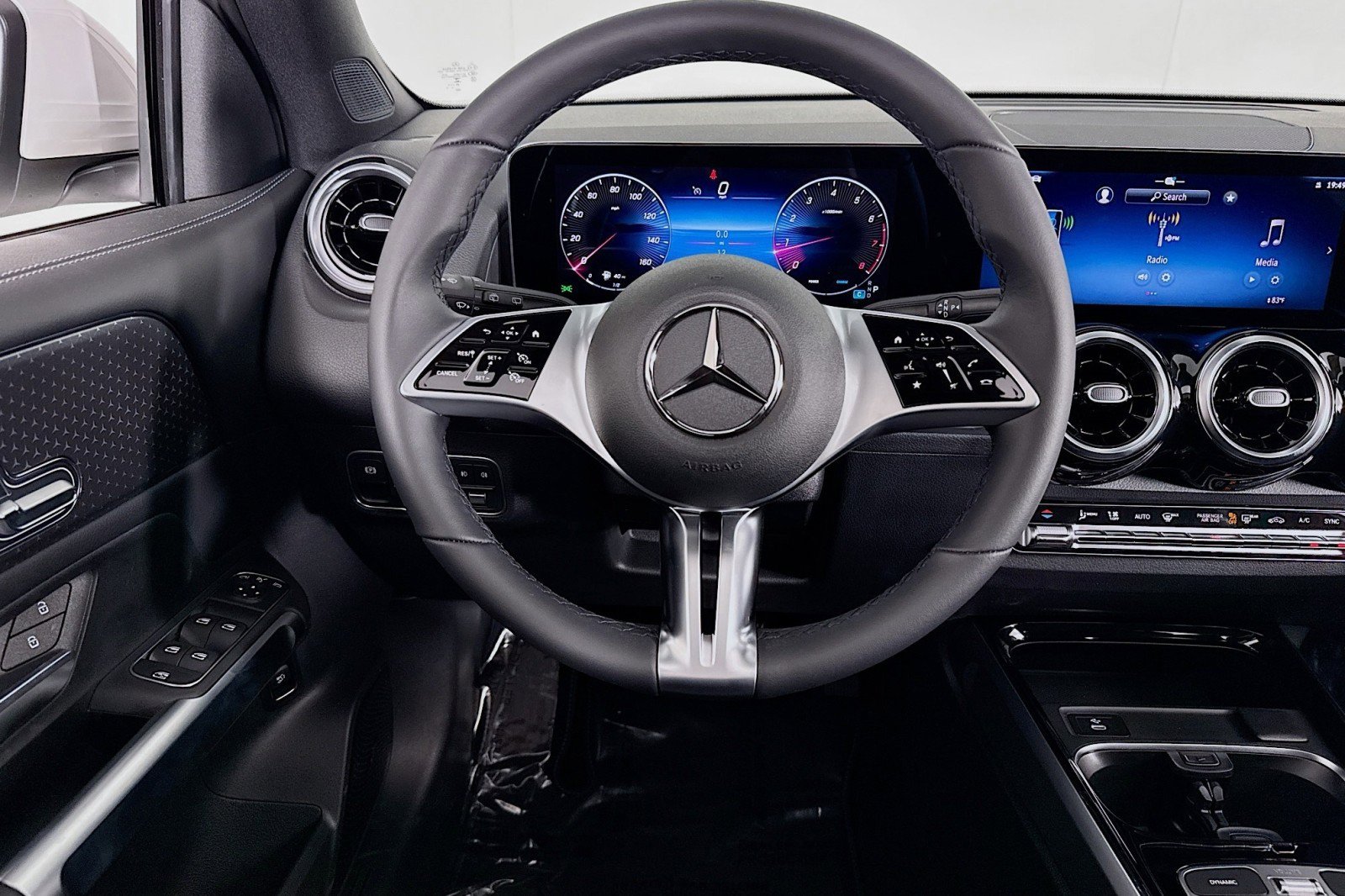 New 2026 Mercedes-Benz GLB 250 image 4