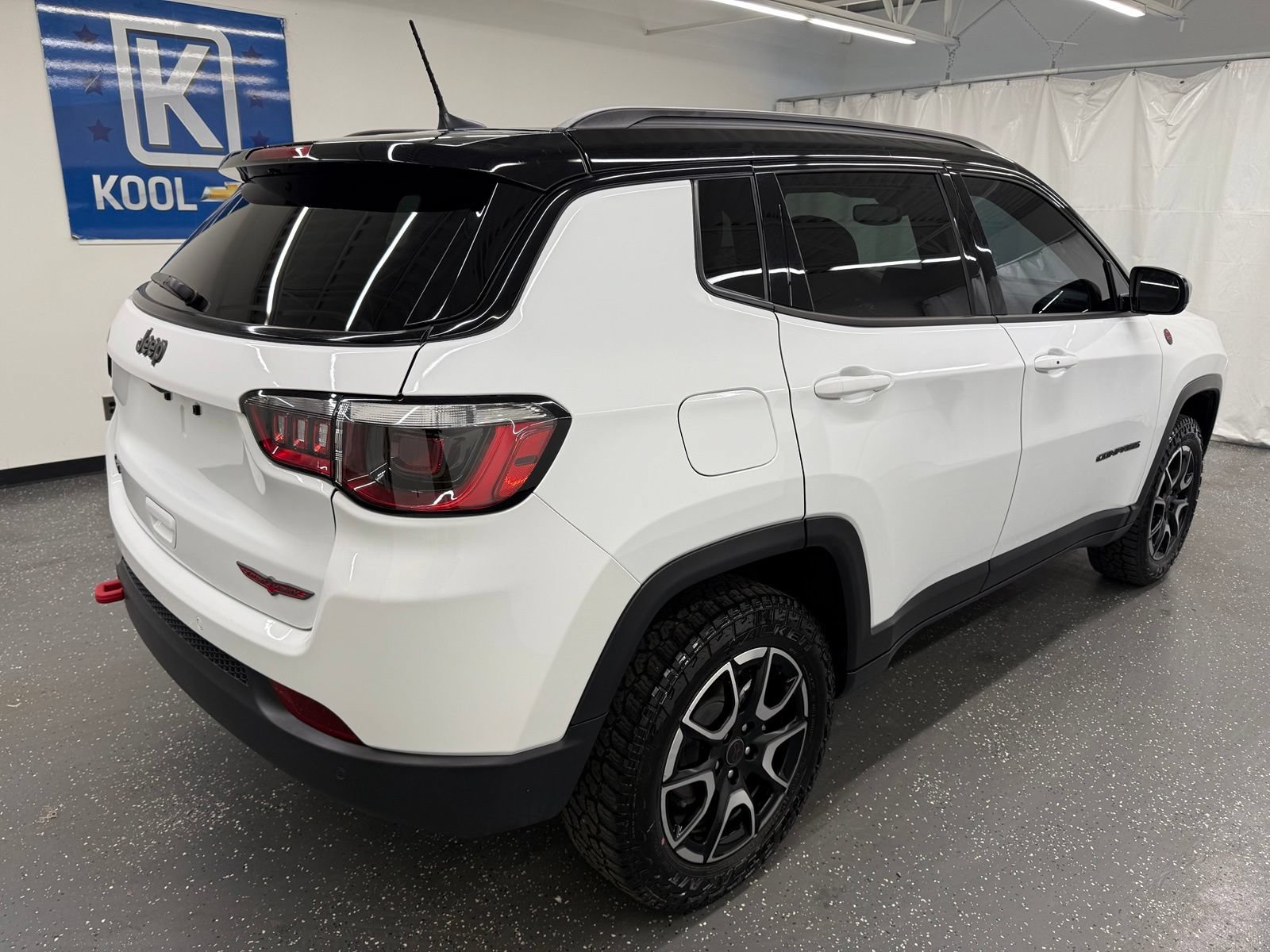 Used 2025 Jeep Compass Trailhawk AWD/4WD image 2