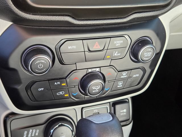 Used 2022 Jeep Renegade Latitude AWD/4WD image 22