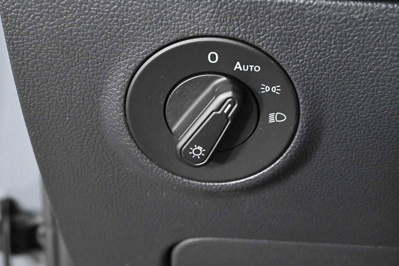 Certified 2024 Volkswagen Taos SE FWD image 18