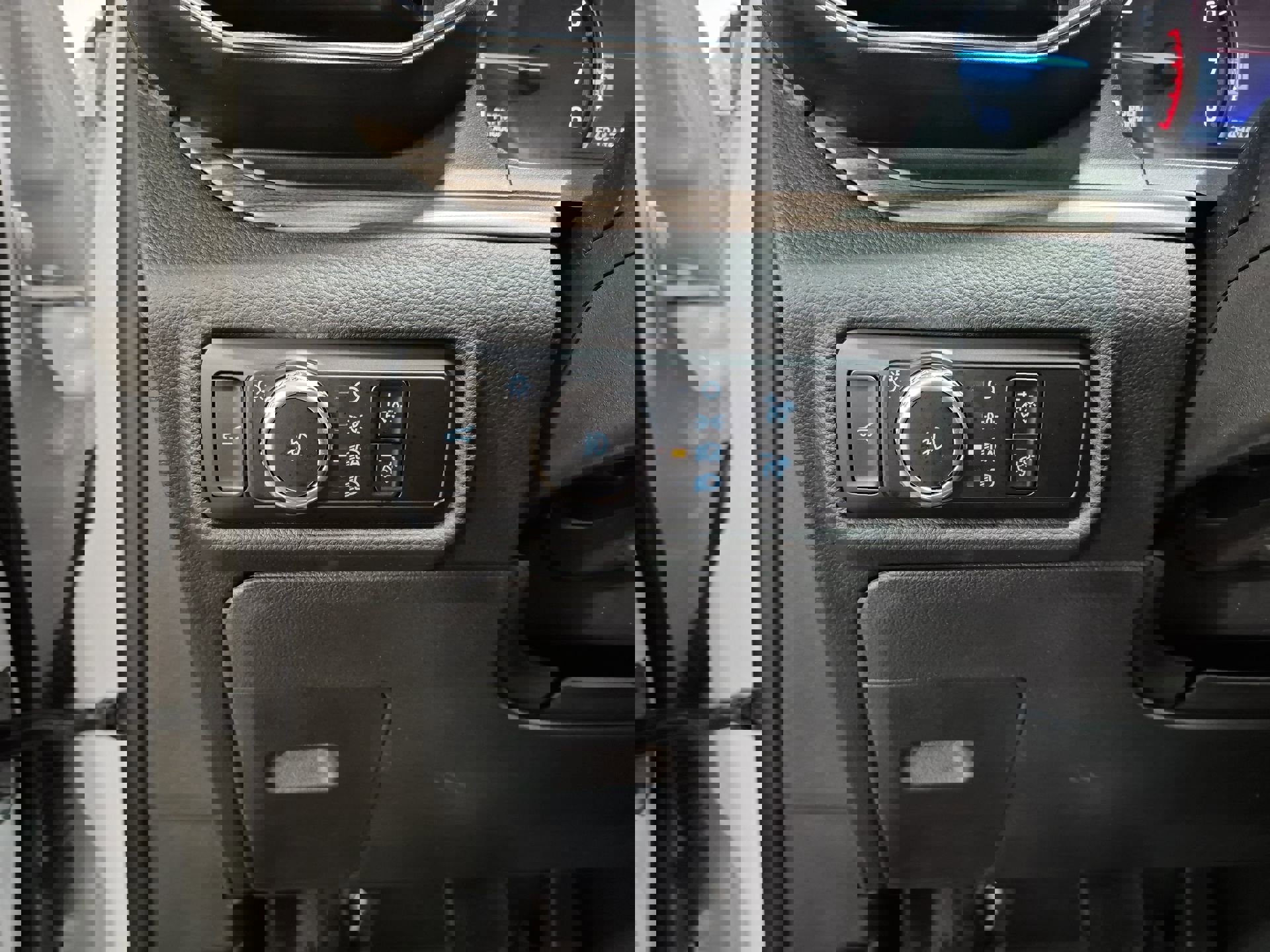 Used 2023 Ford Explorer Limited image 19