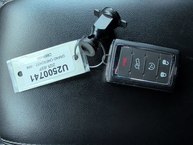 Used 2025 Jeep Grand Cherokee Altitude AWD/4WD image 30