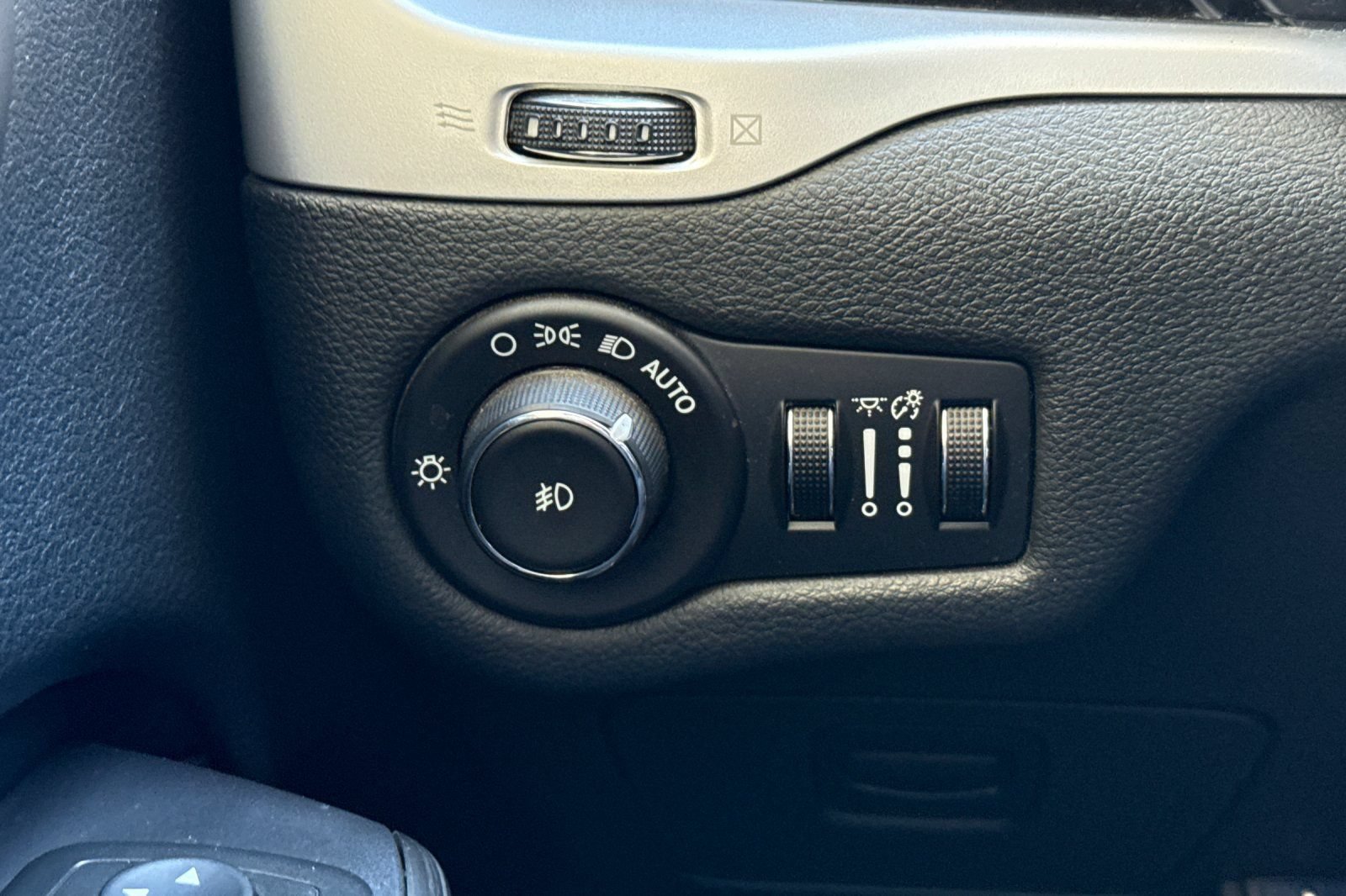 Used 2015 Jeep Cherokee Trailhawk AWD/4WD image 38