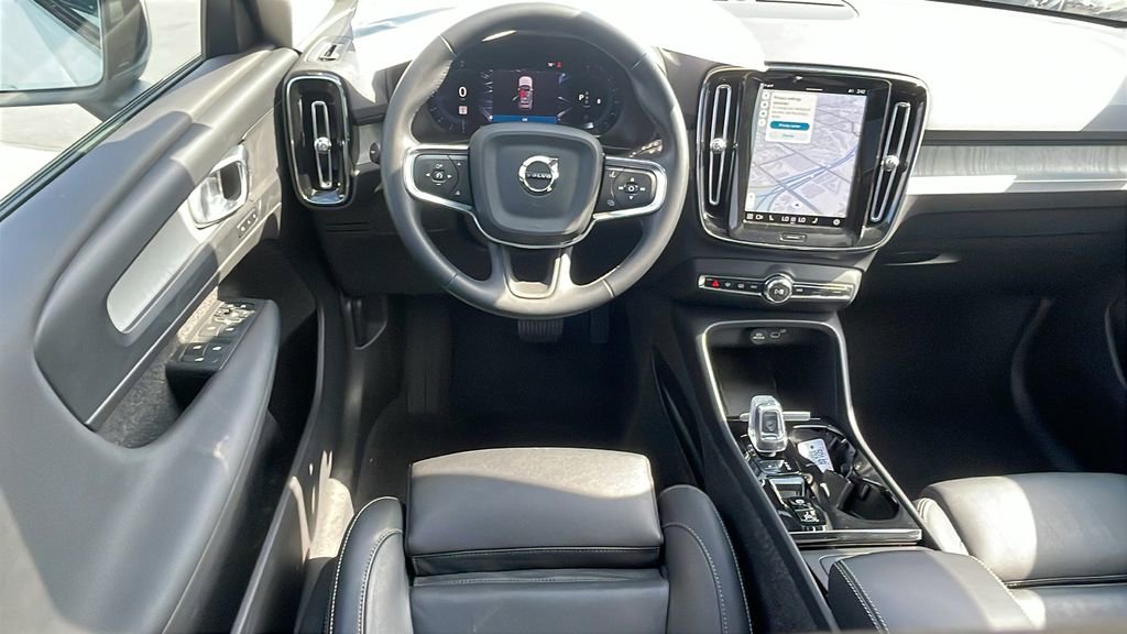 Used 2025 Volvo XC40 B5 Plus image 13