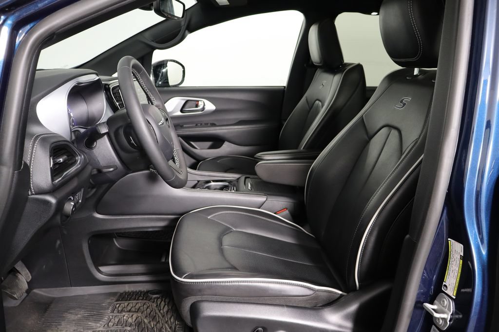 Used 2025 Chrysler Pacifica Limited FWD image 7
