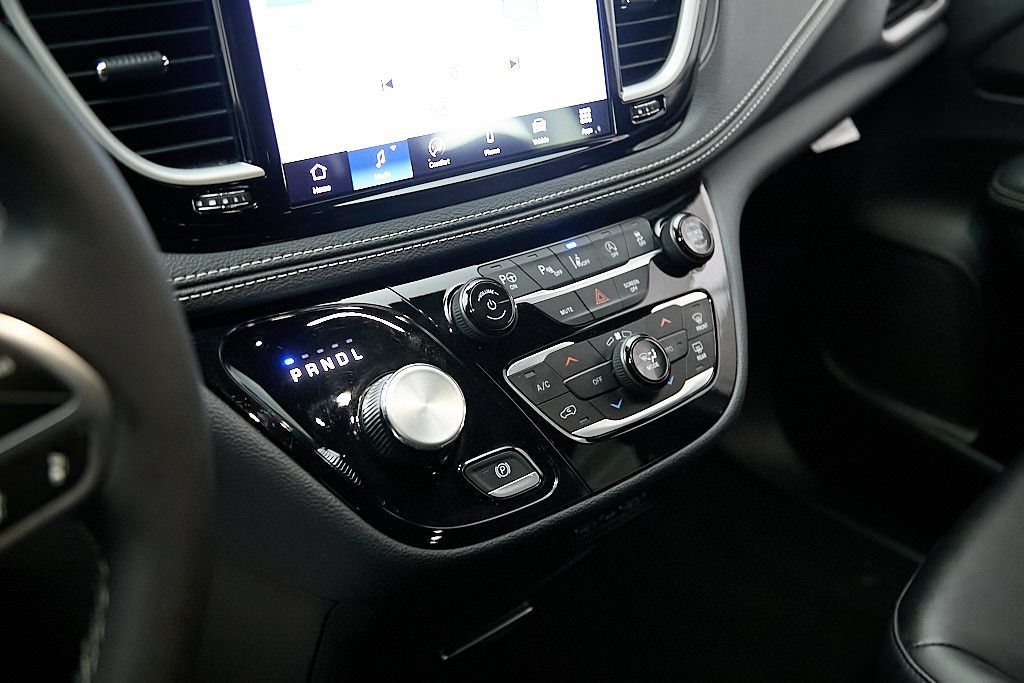 Used 2025 Chrysler Pacifica Select AWD/4WD image 15