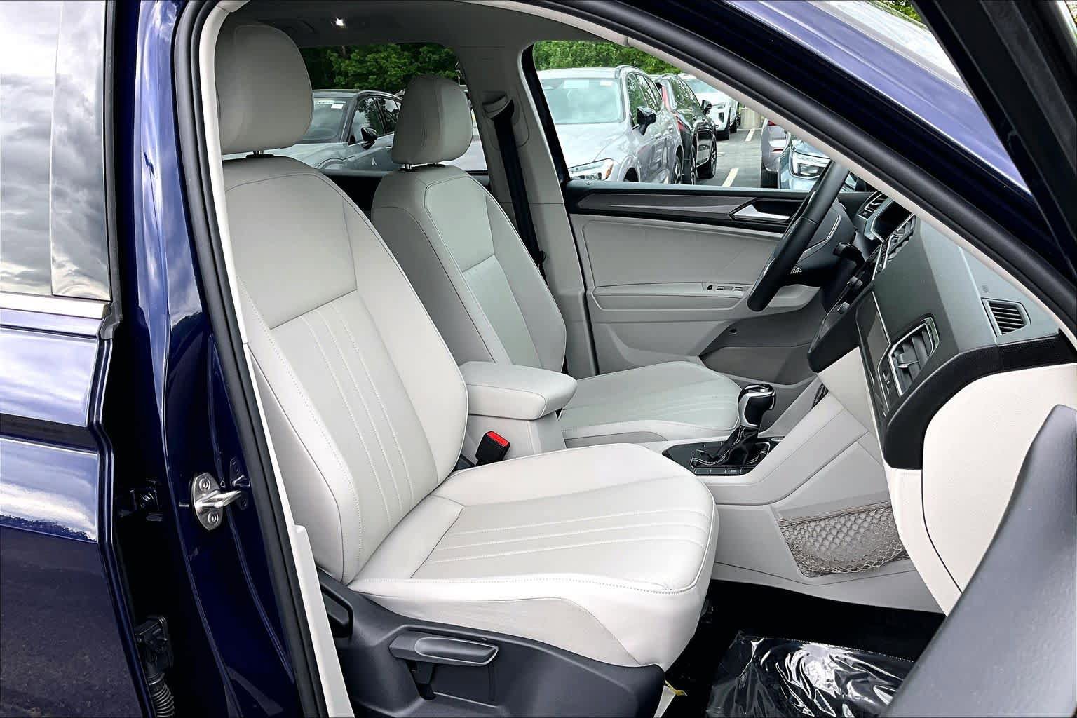 Used 2023 Volkswagen Tiguan SE w/ Panoramic Sunroof Package FWD image 8