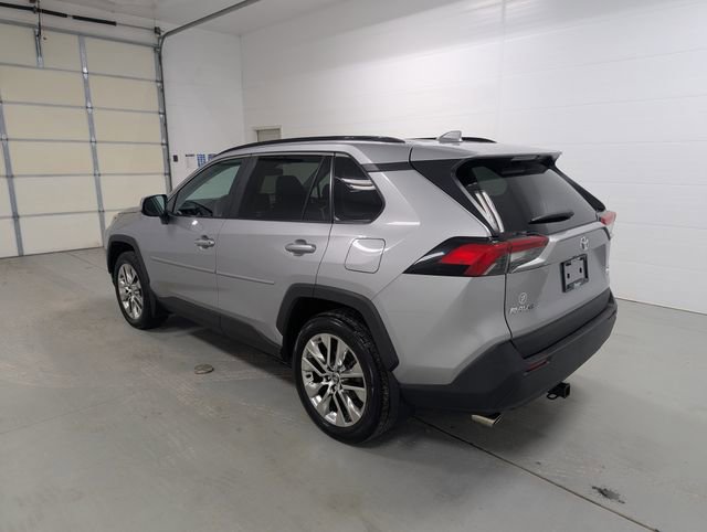Used 2021 Toyota RAV4 XLE Premium image 4