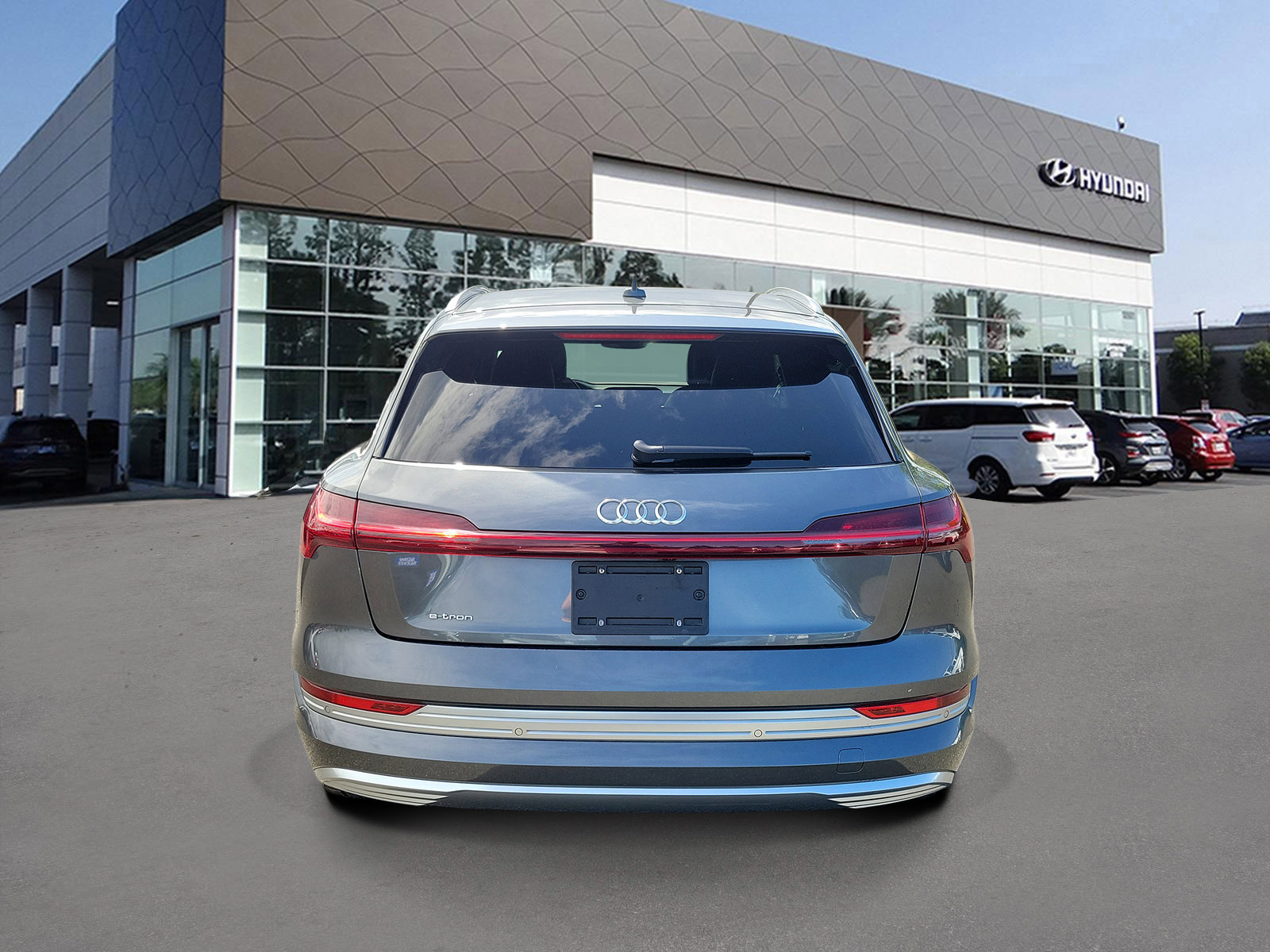 Used 2019 Audi e-tron Prestige w/ Prestige Package AWD/4WD image 4