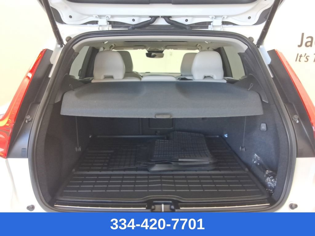 Certified 2023 Volvo XC40 B5 Ultimate w/ Protection Package Premier image 22