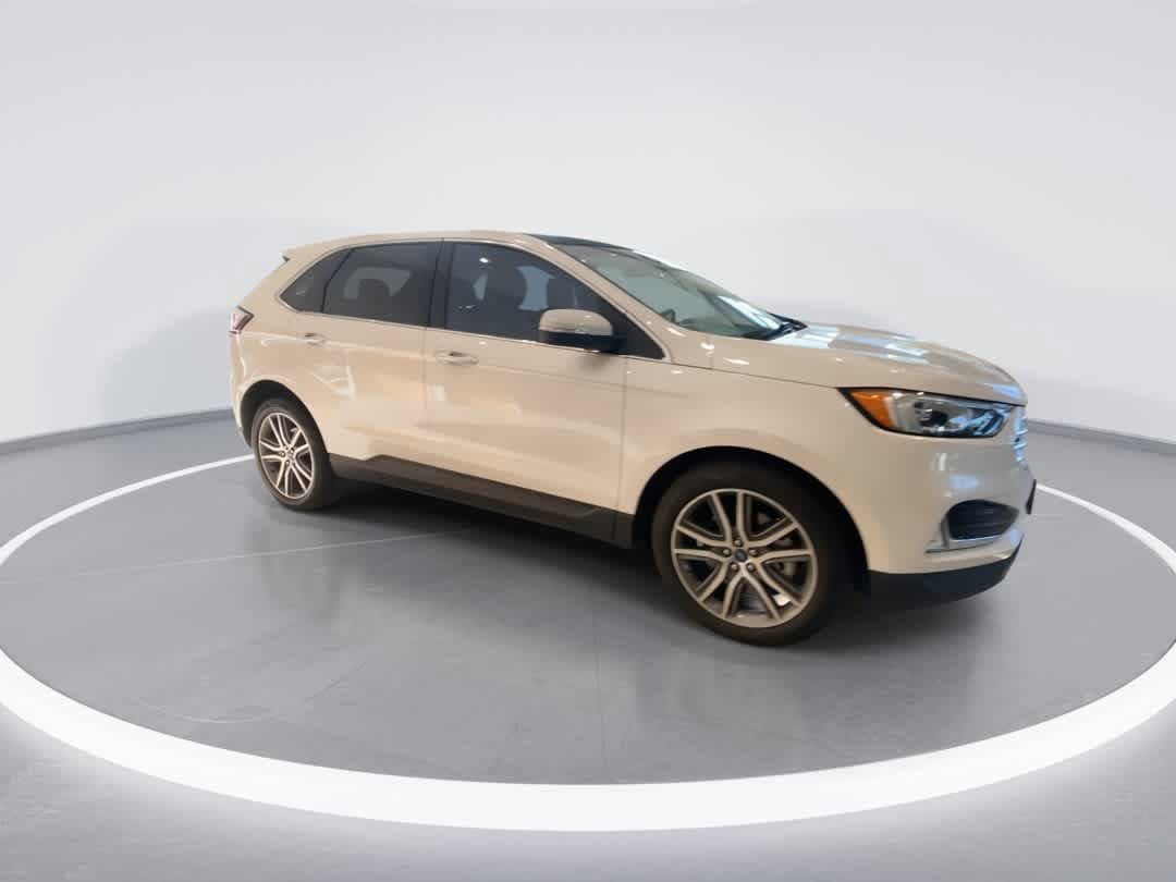Used 2019 Ford Edge Titanium w/ Class II Trailer Tow Package AWD/4WD image 2