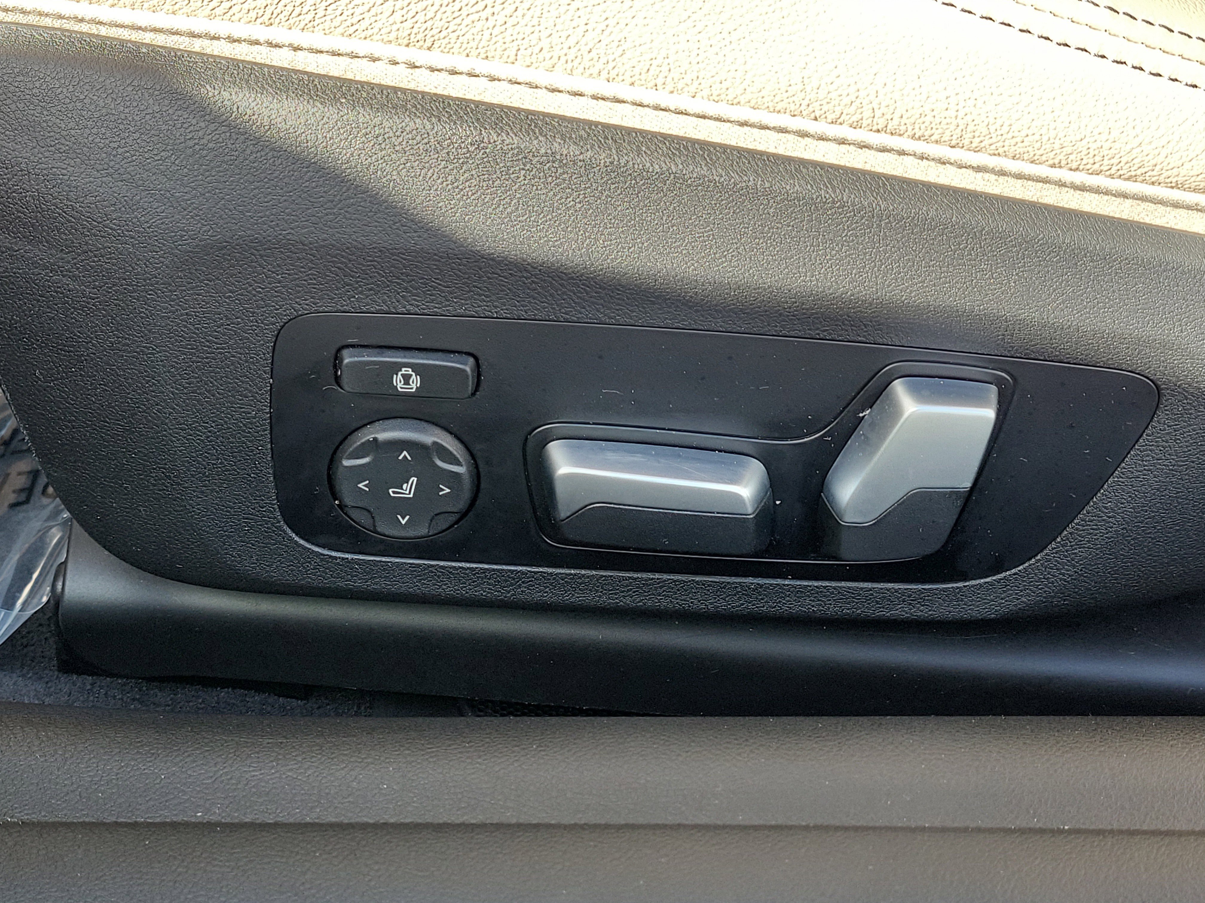 Used 2024 BMW M440i Convertible w/ Premium Package image 18