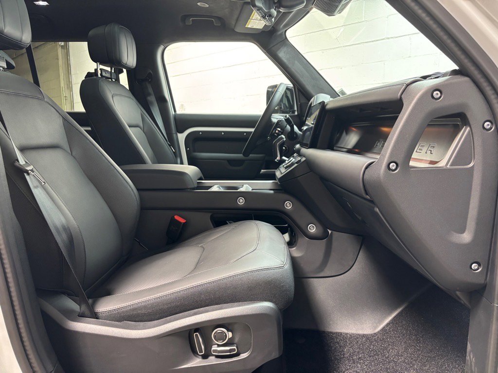 New 2025 Land Rover Defender 130 V8 AWD/4WD image 32