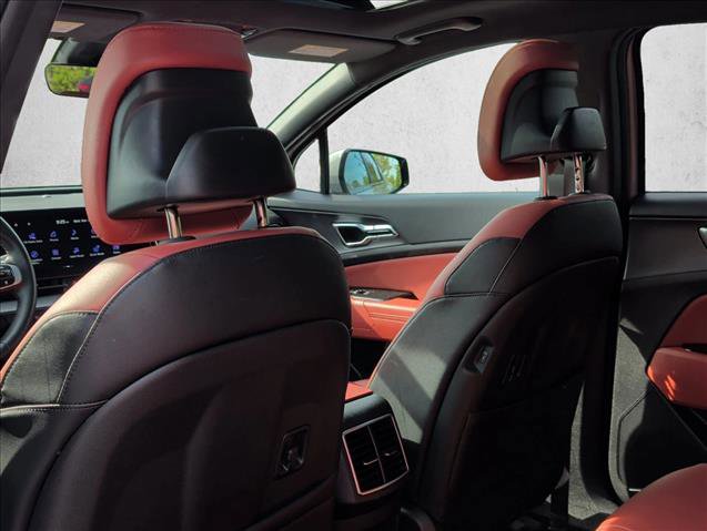 Used 2025 Kia Sportage SX image 17