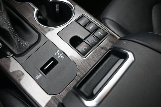 Used 2023 Toyota Highlander Limited FWD image 4