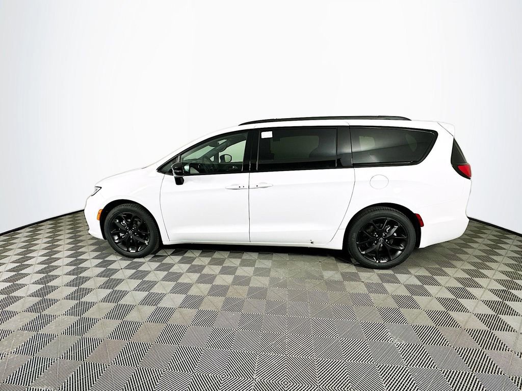 New 2026 Chrysler Pacifica Limited w/ Uconnect Theater Family Group image 5