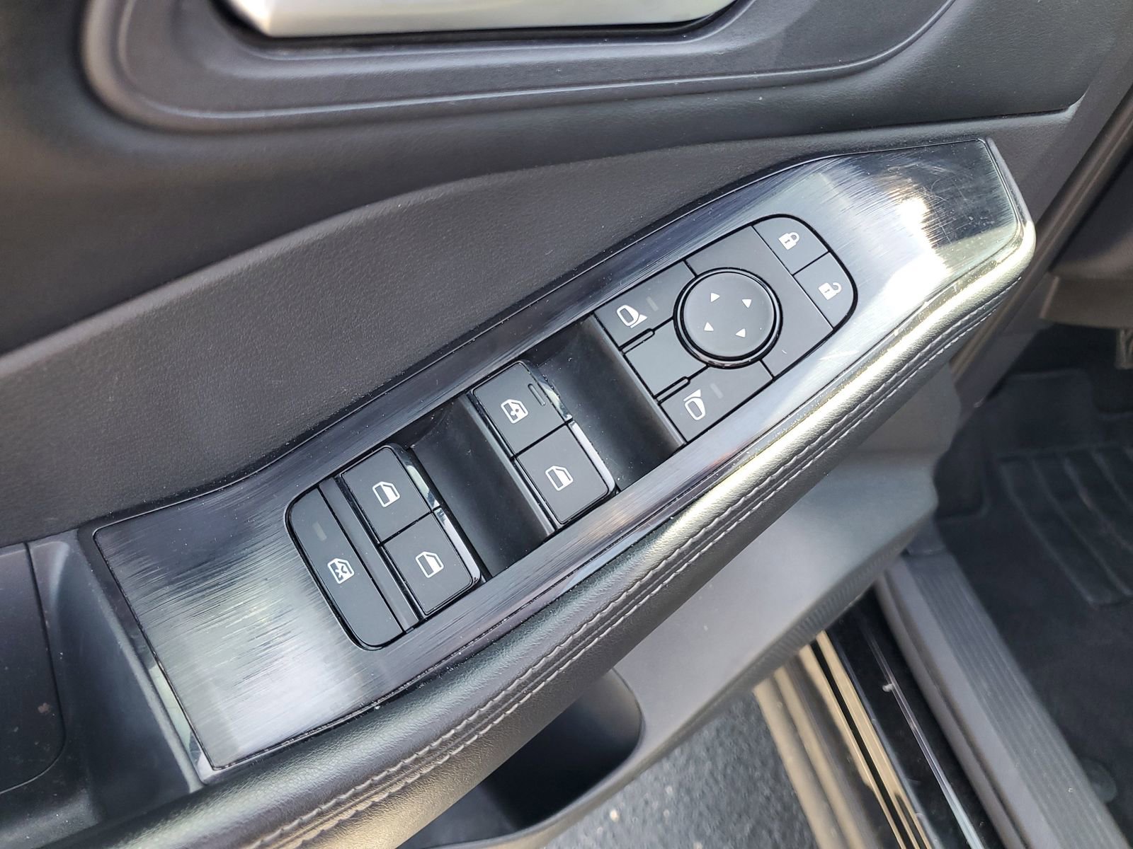 Used 2024 Nissan Rogue SV FWD image 9