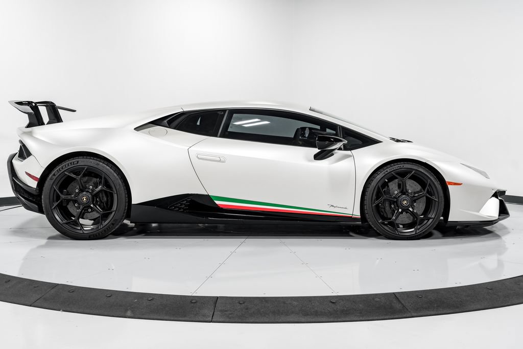 Used 2018 Lamborghini Huracan Performante AWD/4WD image 2
