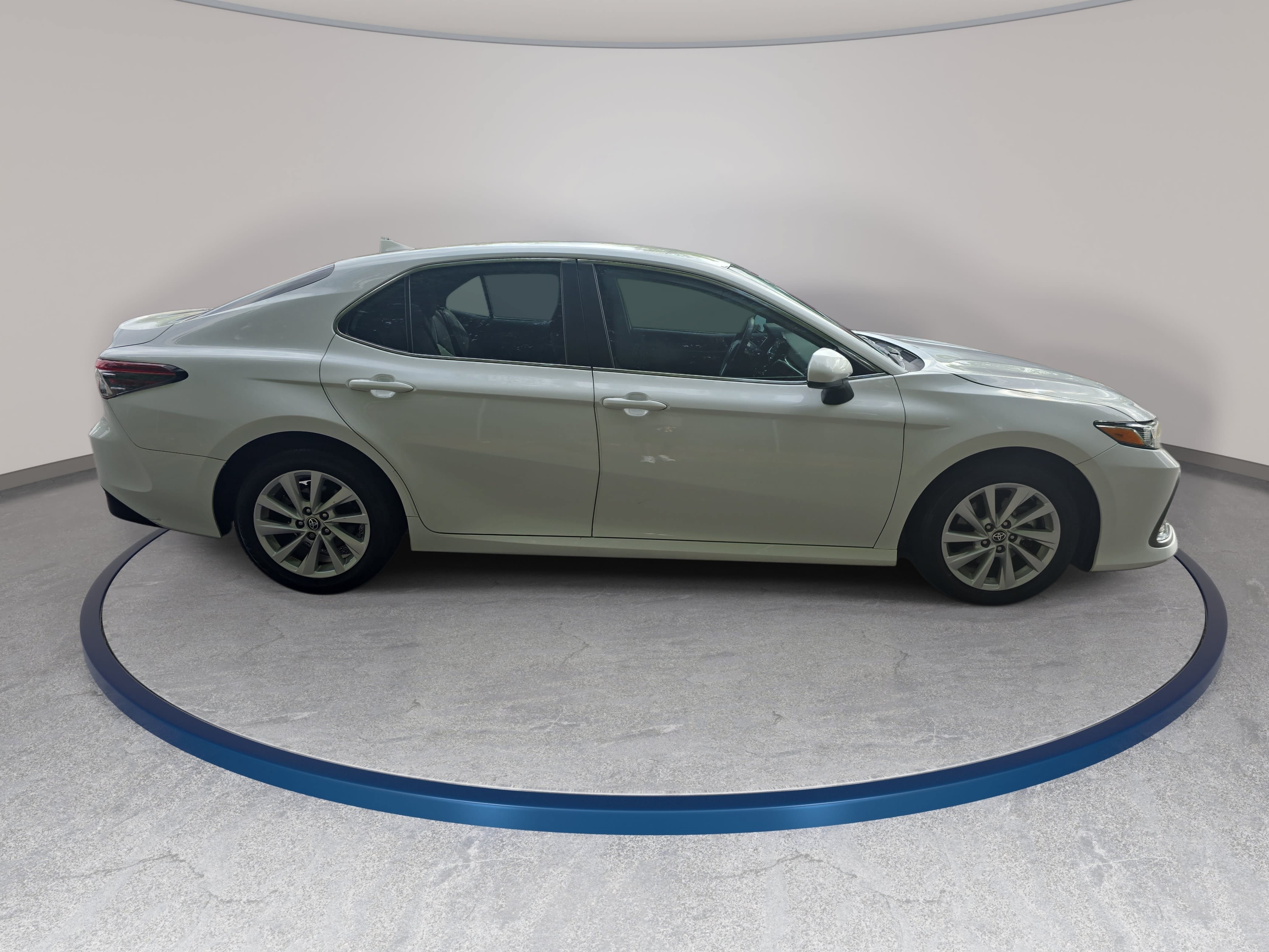 Used 2022 Toyota Camry LE FWD image 4