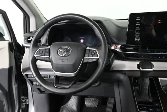 Used 2024 Toyota Sienna XLE image 3
