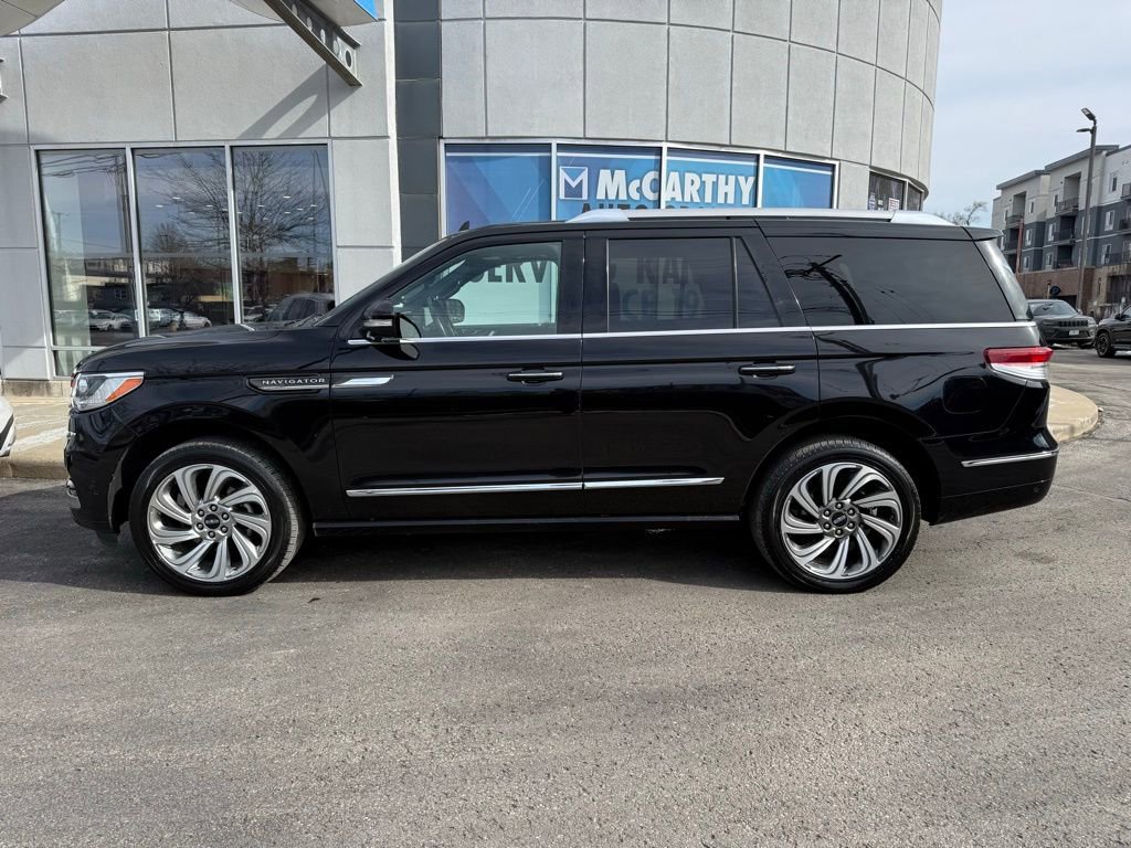 Used 2024 Lincoln Navigator Reserve image 2