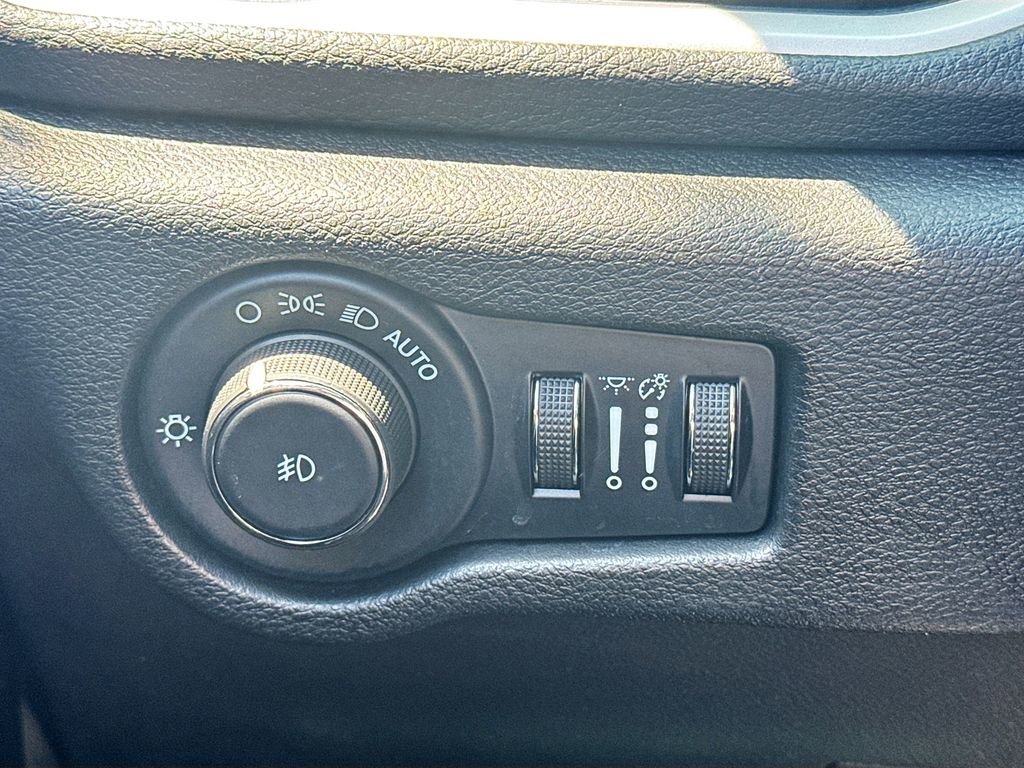 Used 2022 Chrysler Pacifica Touring-L w/ Uconnect Theater Family Group FWD image 11