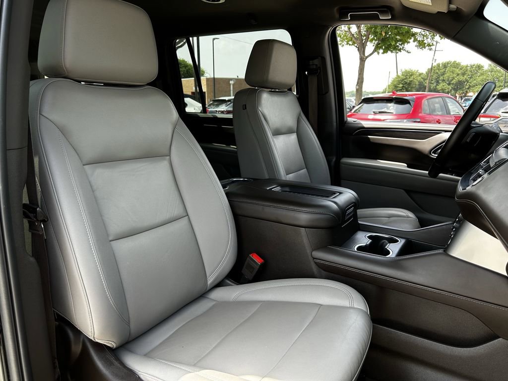 Used 2024 Chevrolet Suburban LT RWD image 31
