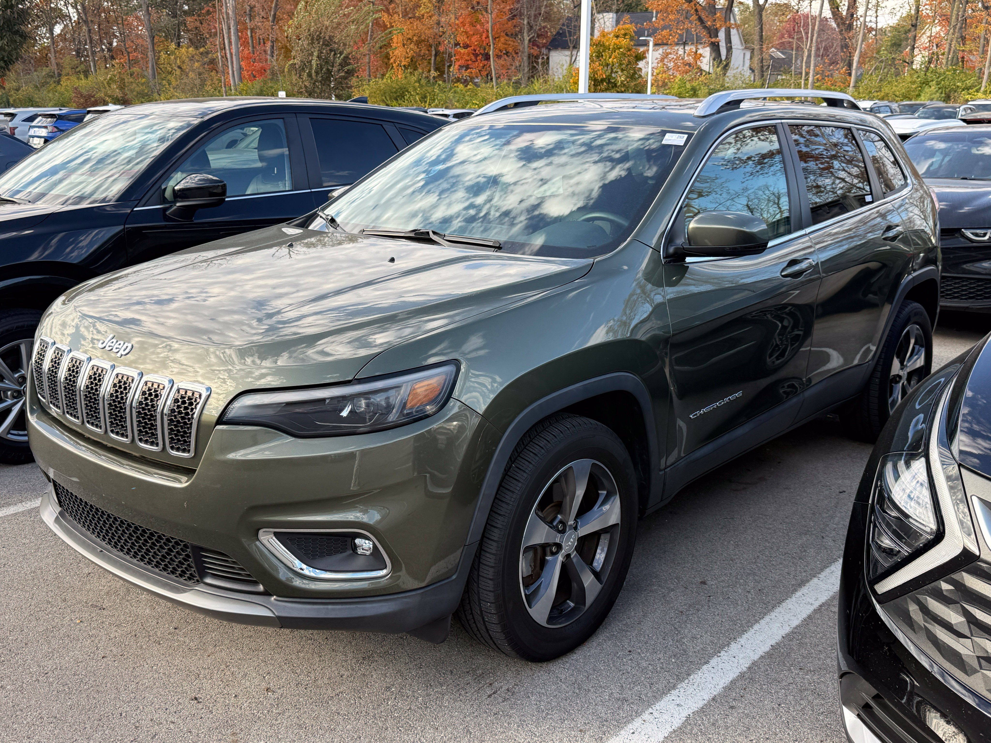 Used 2019 Jeep Cherokee Limited w/ Luxury Group AWD/4WD image 3